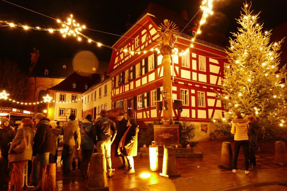 Festlich beleuchteter Marktplatz