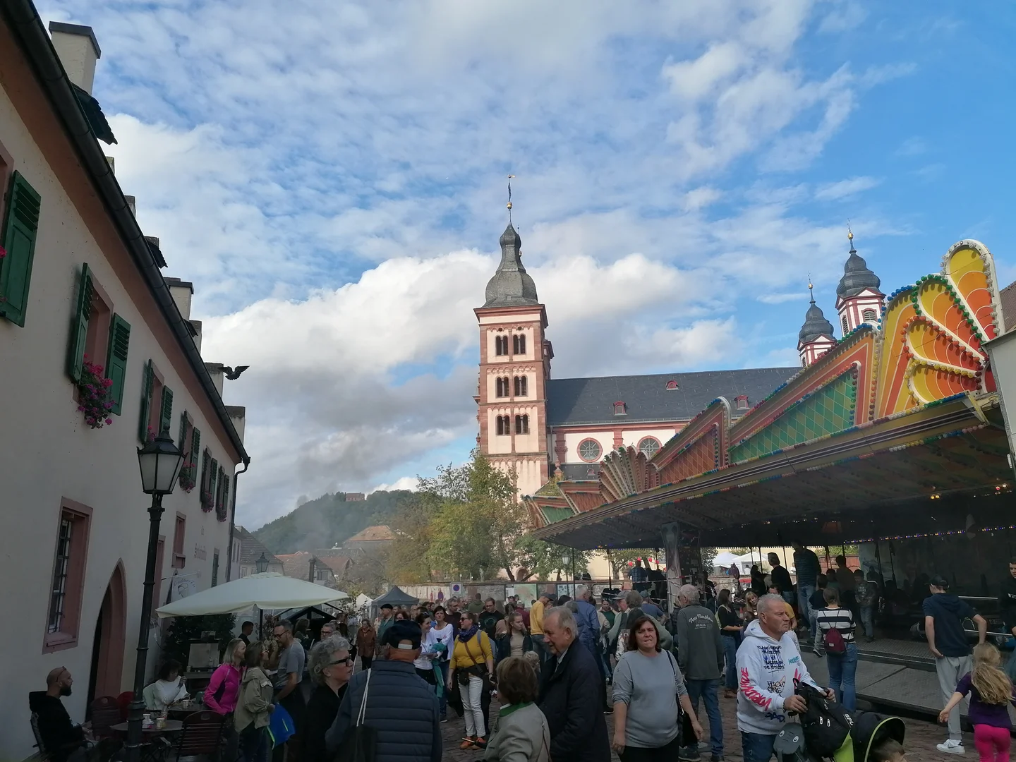 Markttreiben auf dem Schlossplatz mit Fahrgeschäften