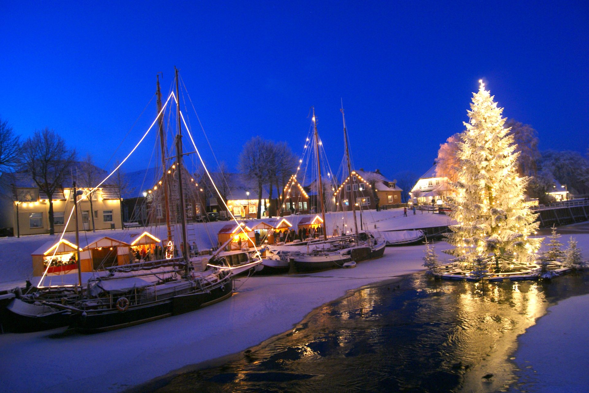 Aufstellen des schwimmenden Weihnachtsbaumes
