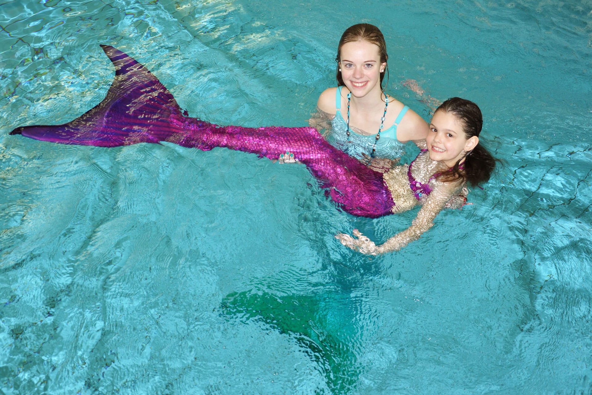 Mermaid-Schwimmen im Wellenbad
