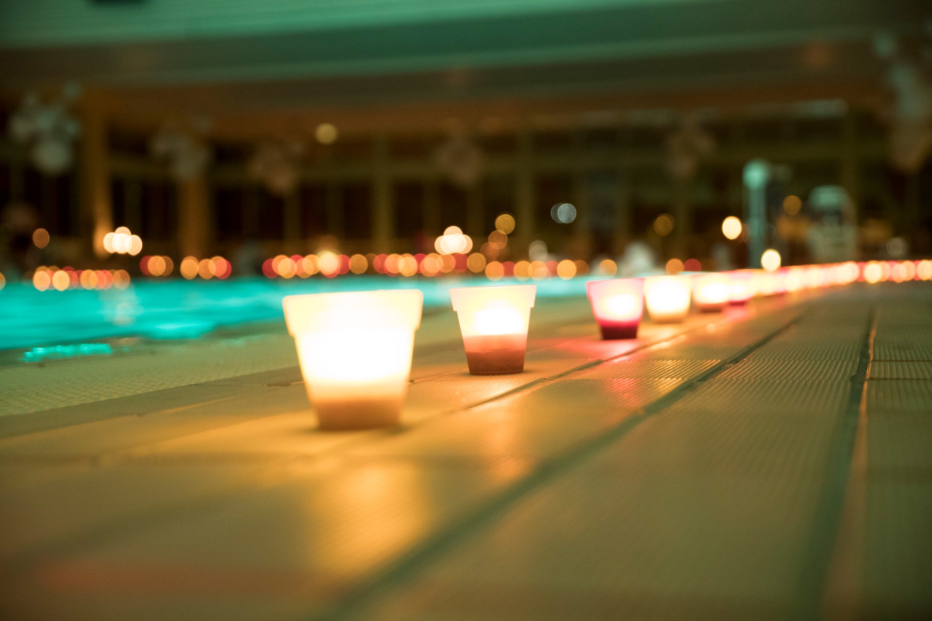 Lichterschwimmen im Wellenbad am Meer