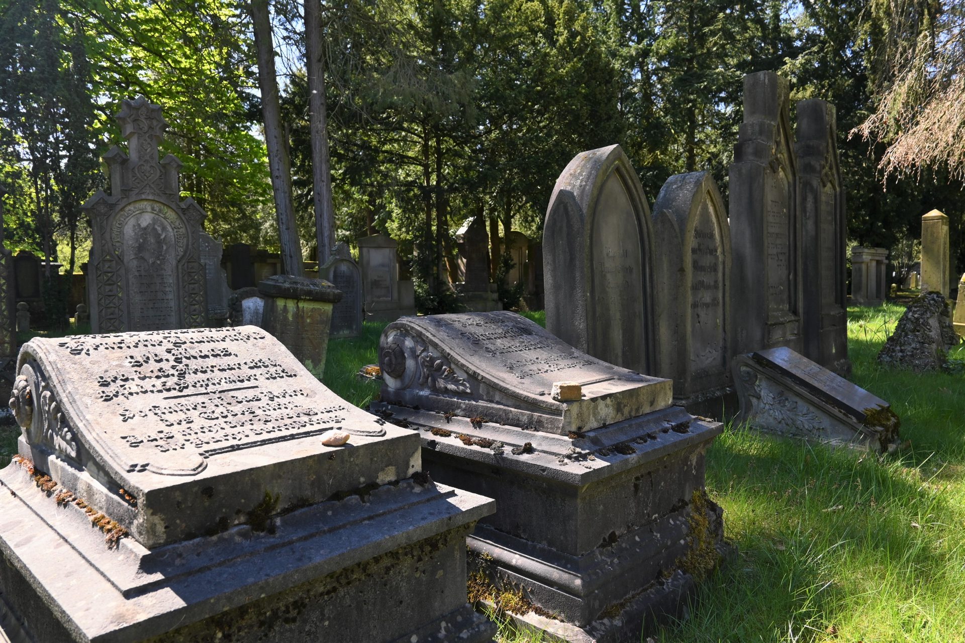 StadtlandFührungen: Johannisfriedhof - Fackeln, Flieger, Fabrikanten