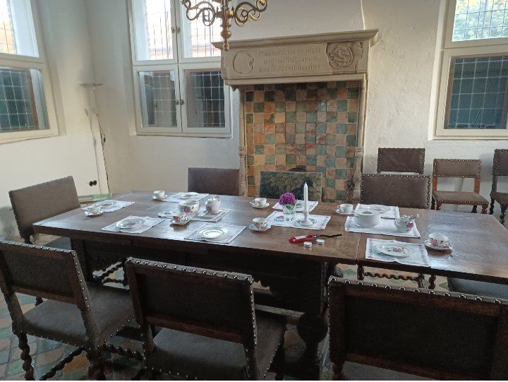 Ländliche Akademie Krummhörn: Eine ostfriesische Teestunde im Steinhaus in Greetsiel