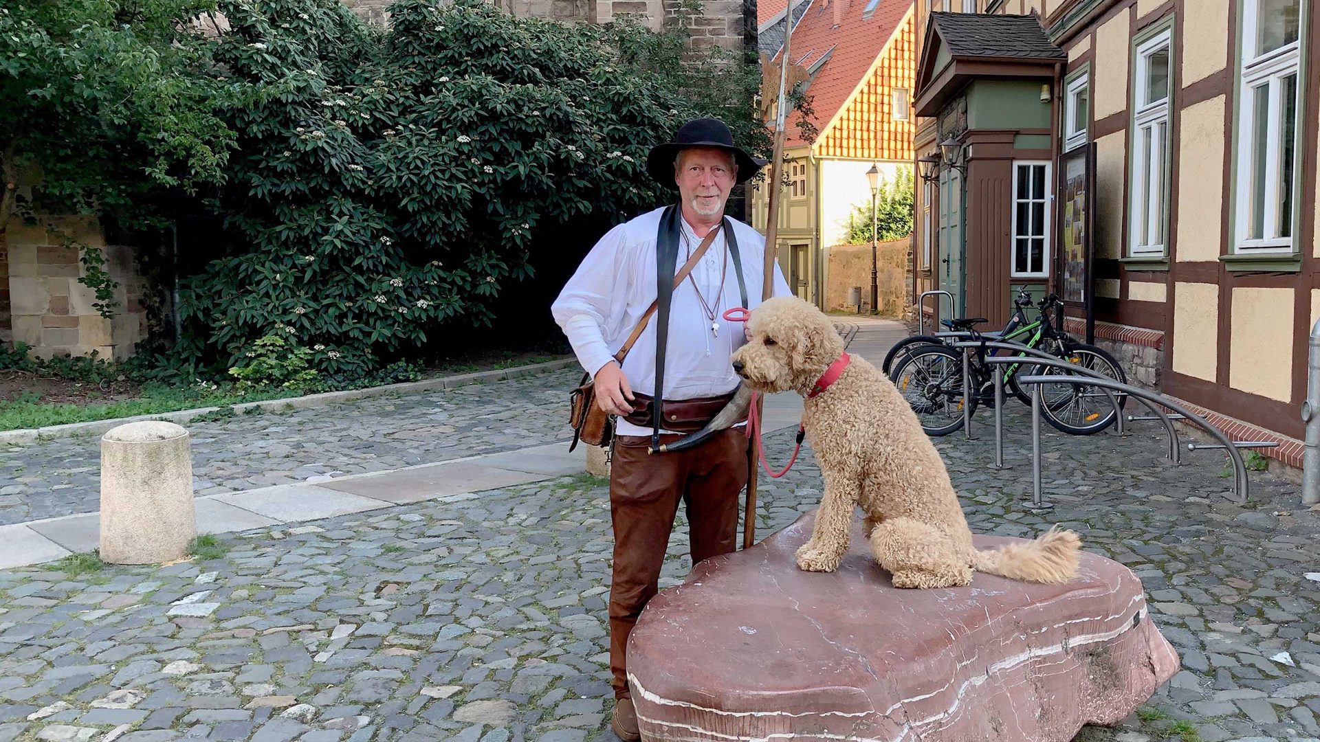 Pudel Choco on Tour mit seinem Nachtwächter