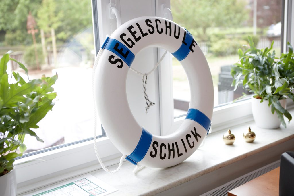 Amtlicher Sport­boot­führer­schein Binnen Segeln/Motor
