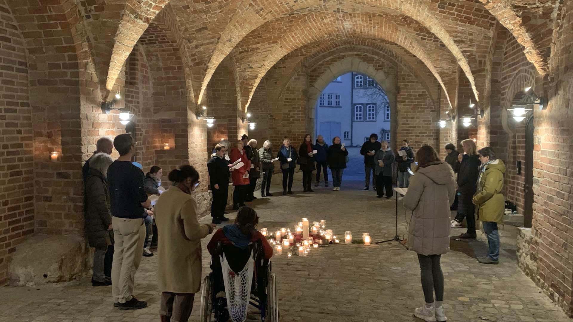 Taizé-Gebete in Gifhorn (unter dem Torbogen zum Schlosshof)