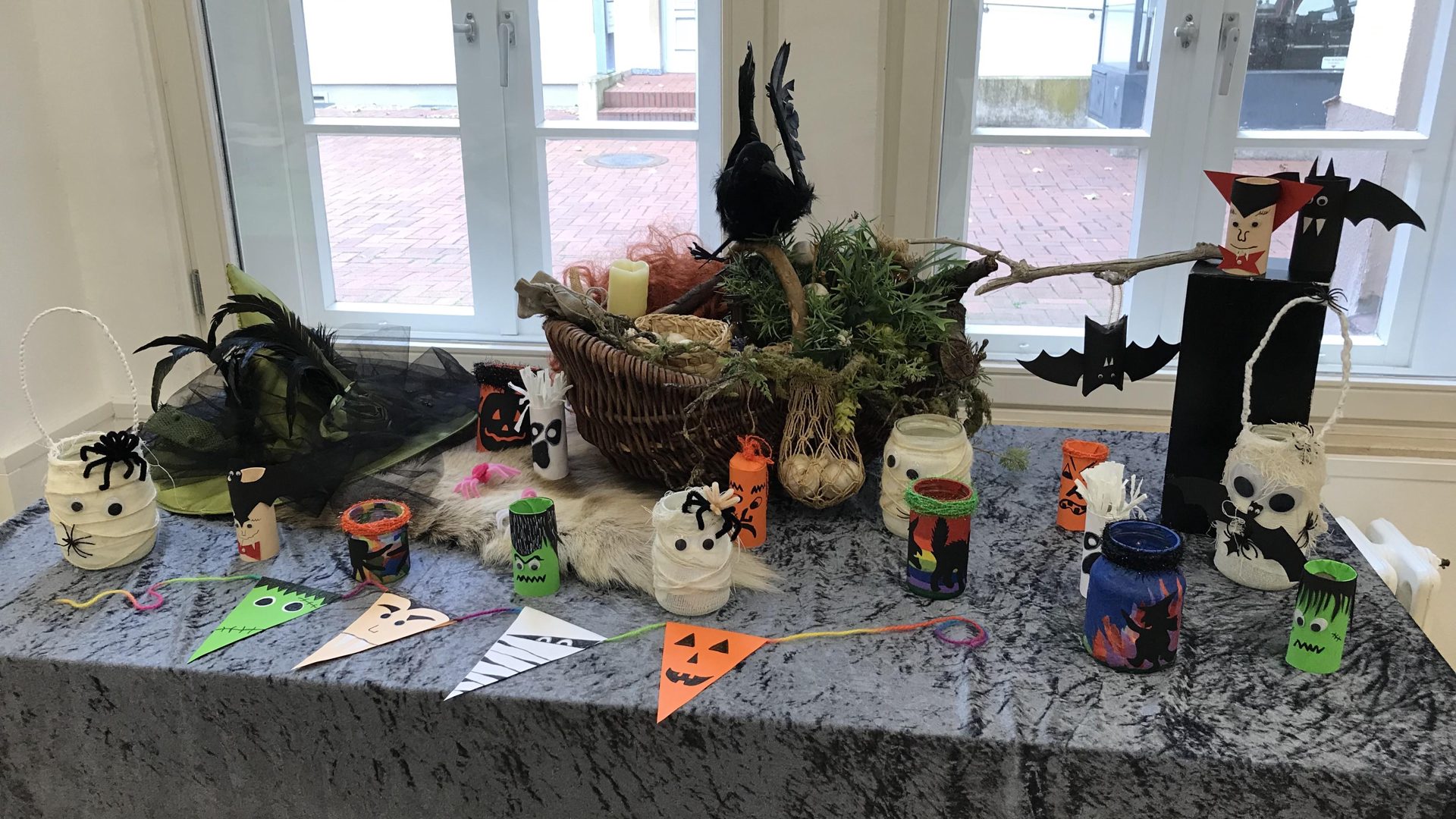 Halloween-Aktion: Mit Mumienband und Hexenspucke