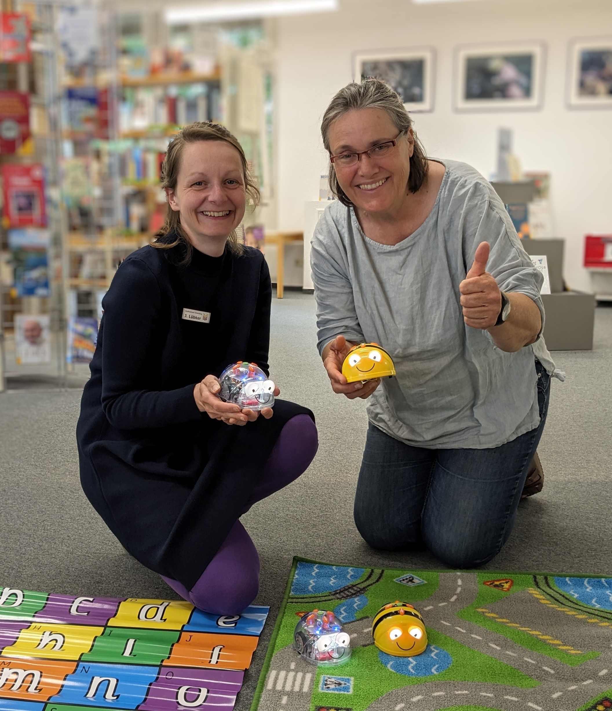 Maker-Samstag: Programmierangebot für Kinder mit Bee-Bot und Blue-Bot
