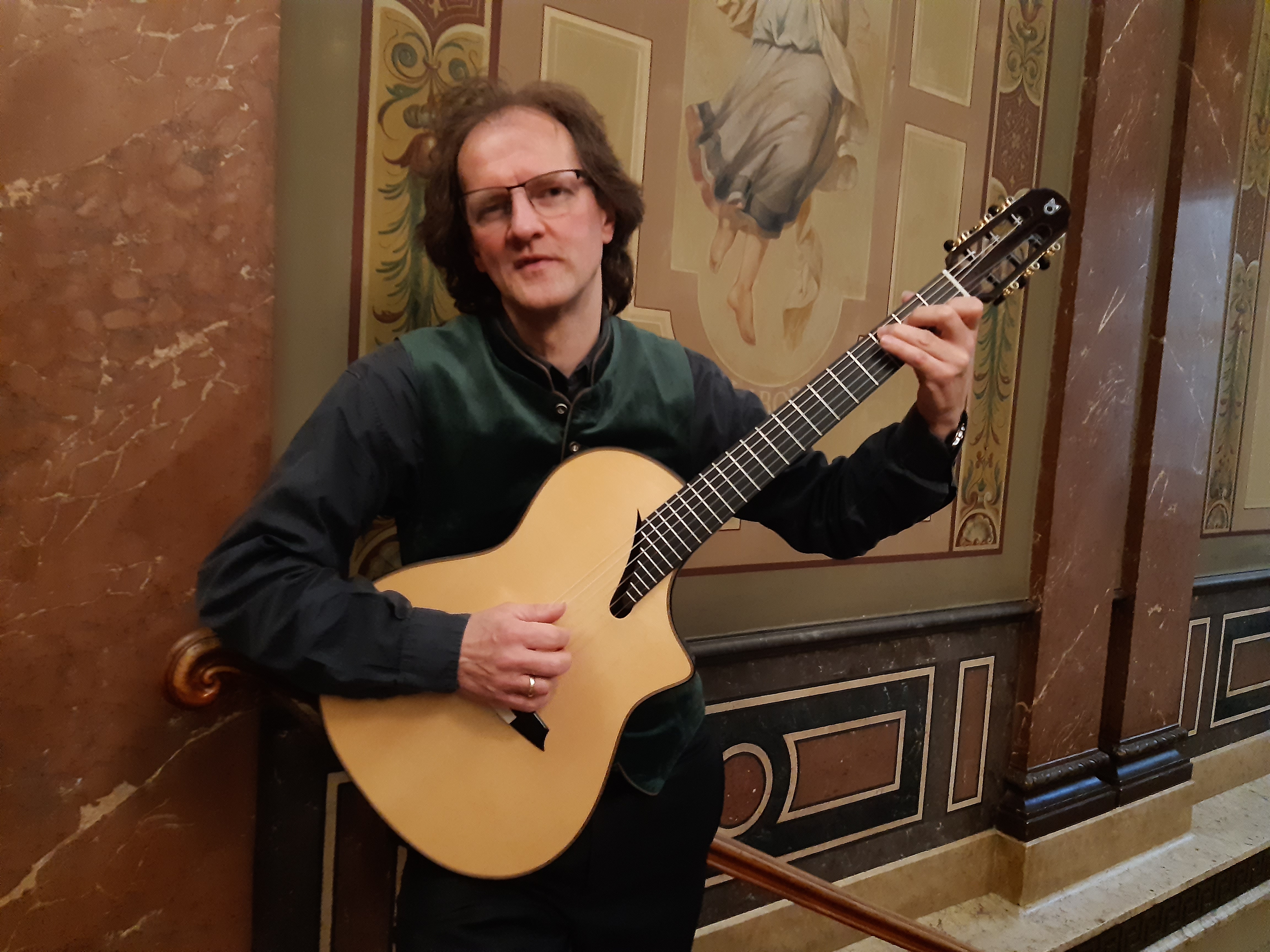Jochen Volz stellt bei seinem nächsten Gitarrenkonzert Sommerhits und einige hawaiianische Stücke vor.