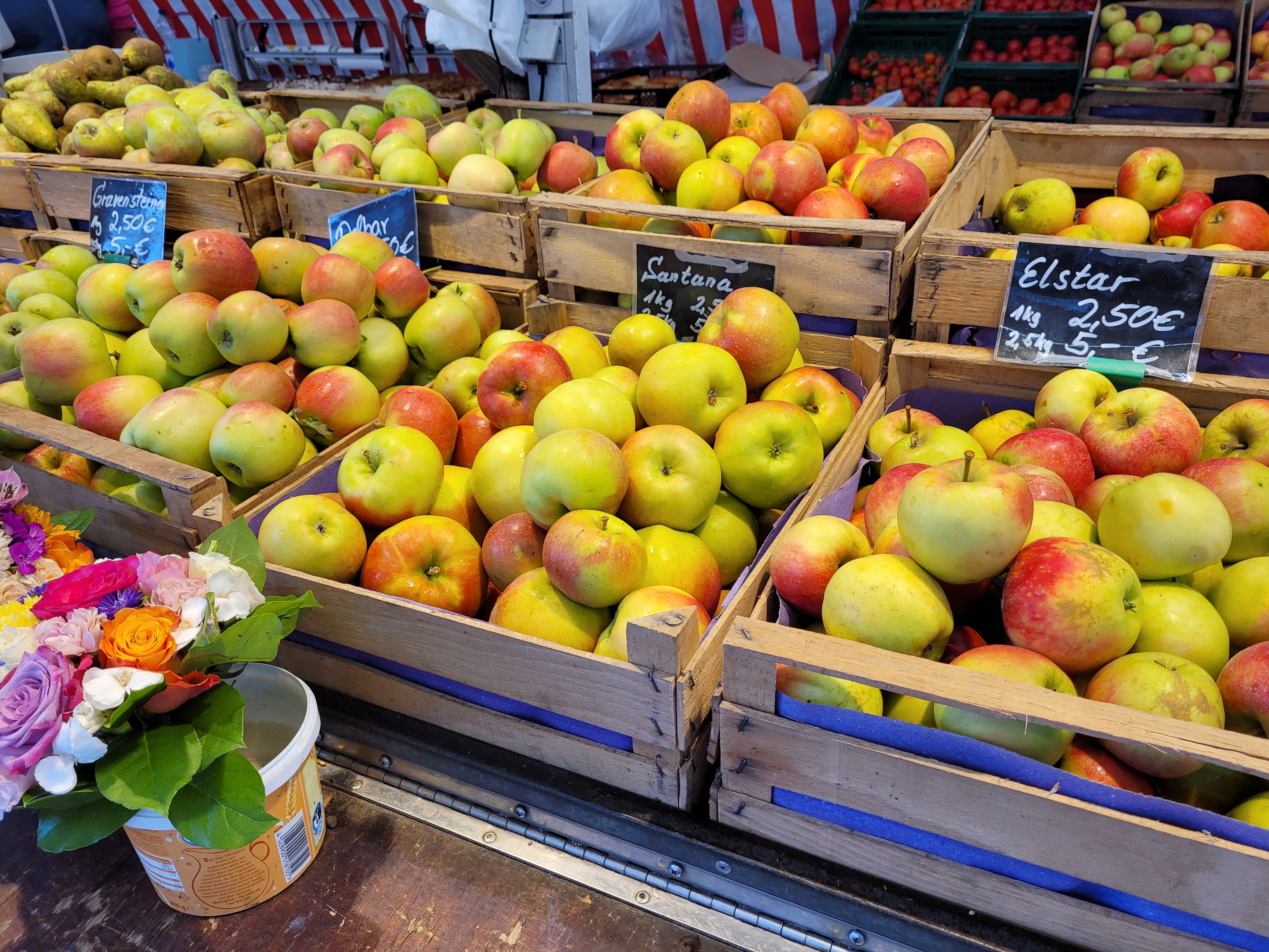 Wochenmarkt mit Apfelküchle