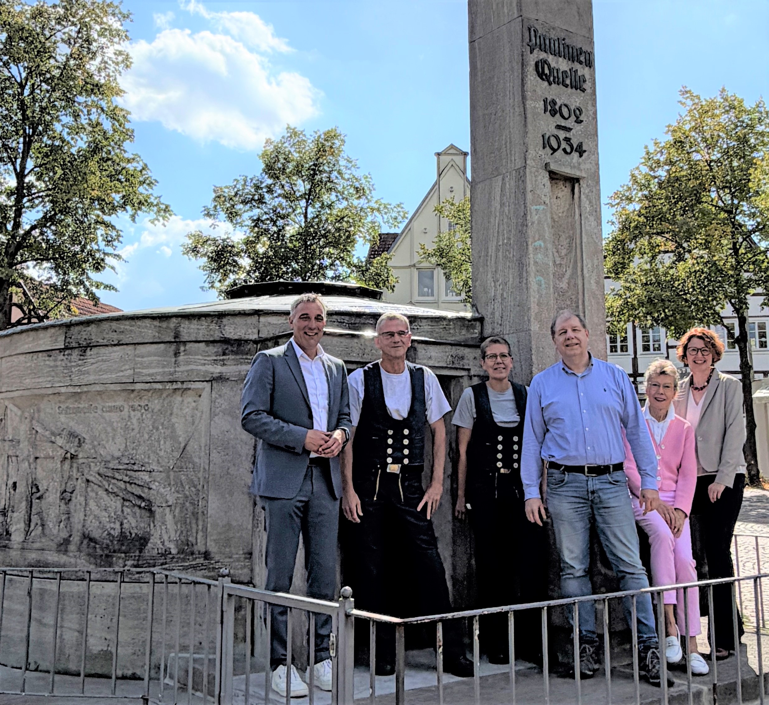 Vor der anstehenden Dachsanierung der Paulinenquelle auf dem Salzhof in Bad Salzuflen trafen sich die Beteiligten zum Besichtigungstermin.