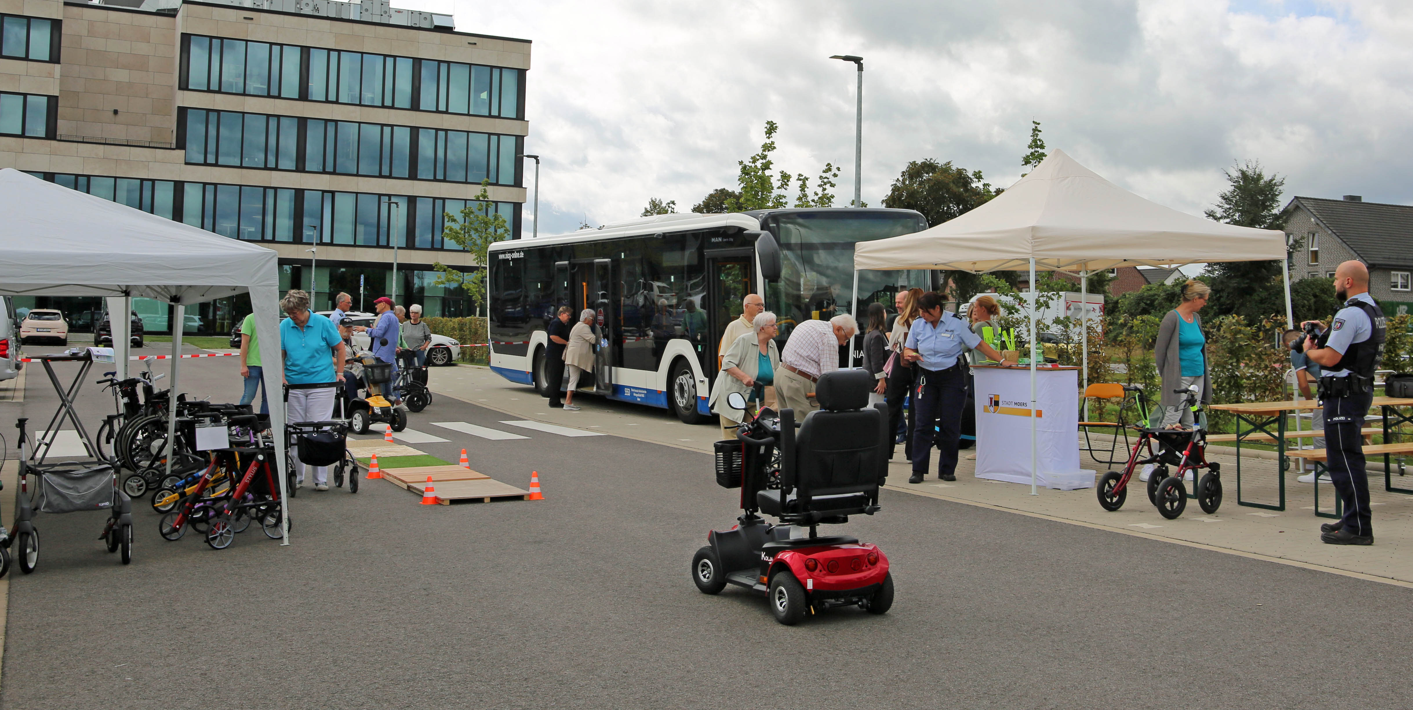 Rollatortag in Moers: Parcours, Training und Sicherheitscheck für Rollator-Nutzerinnen und -Nutzer