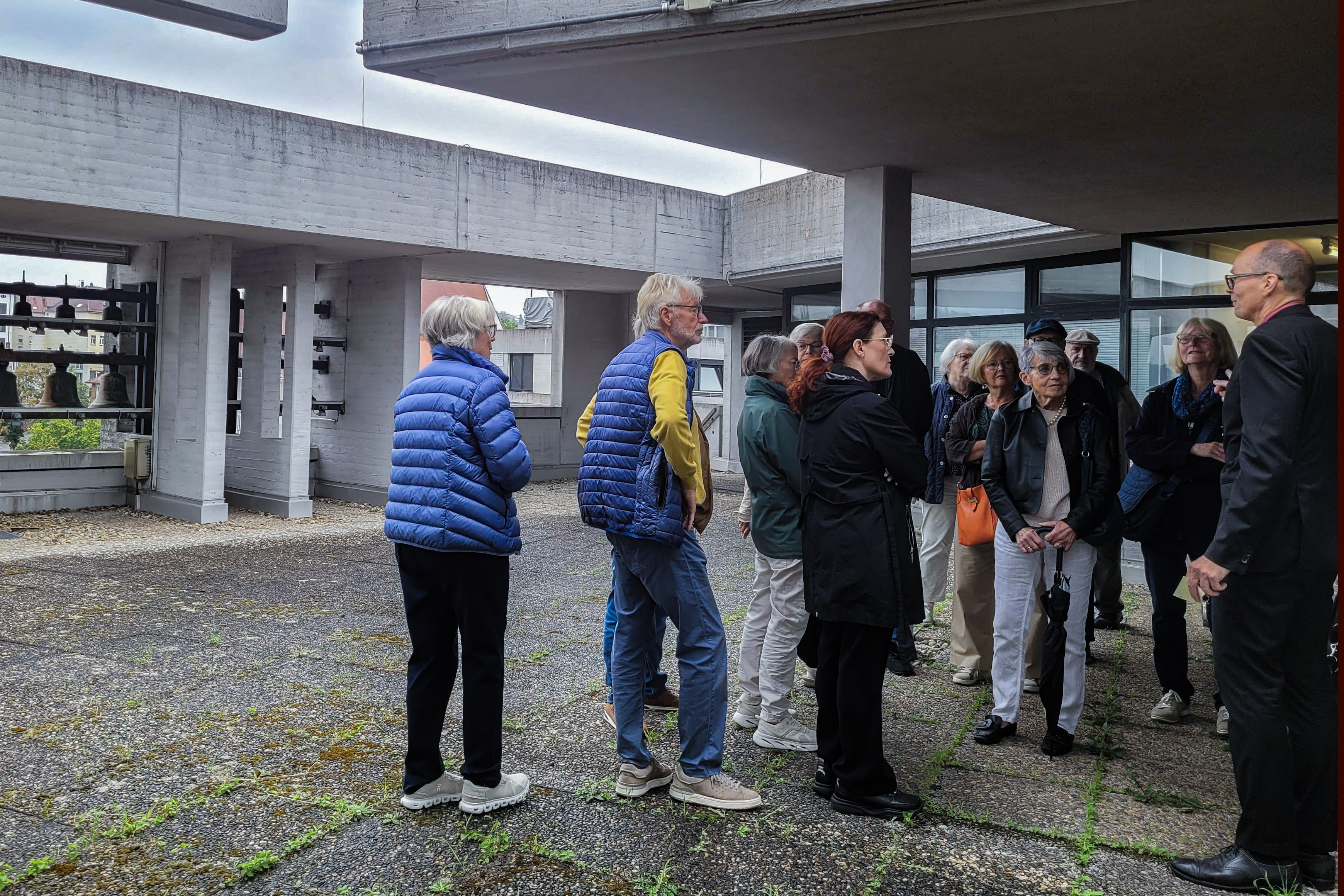 Detlef Wagner zeigt den Interessierten das Rathausdach. Bitte bei Verwendung des Bildmaterials folgenden Bildhinweis beachten: ©Stadt Pforzheim; Anne Schneider.