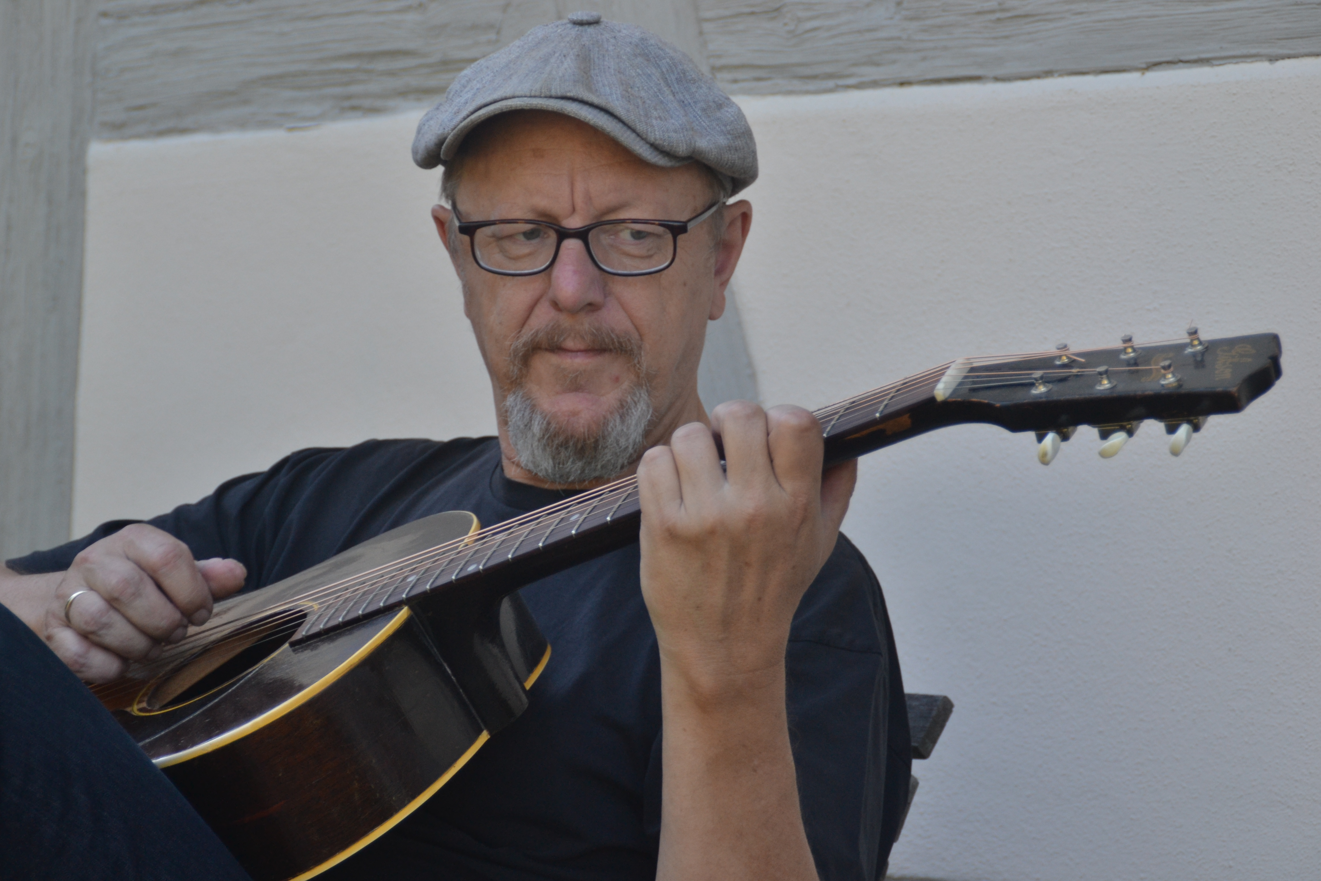 Rainer Brunn nimmt das Publikum mit auf eine Reise durch die Geschichte des akustischen Blues.