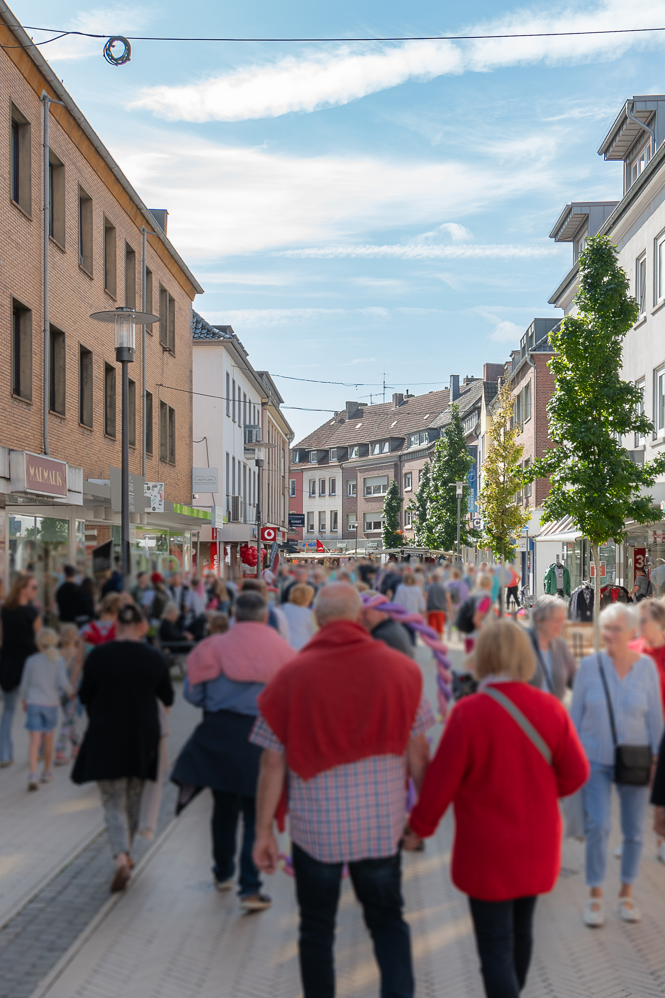Menschen in der Fußgängerzone bei einem Stadtfest