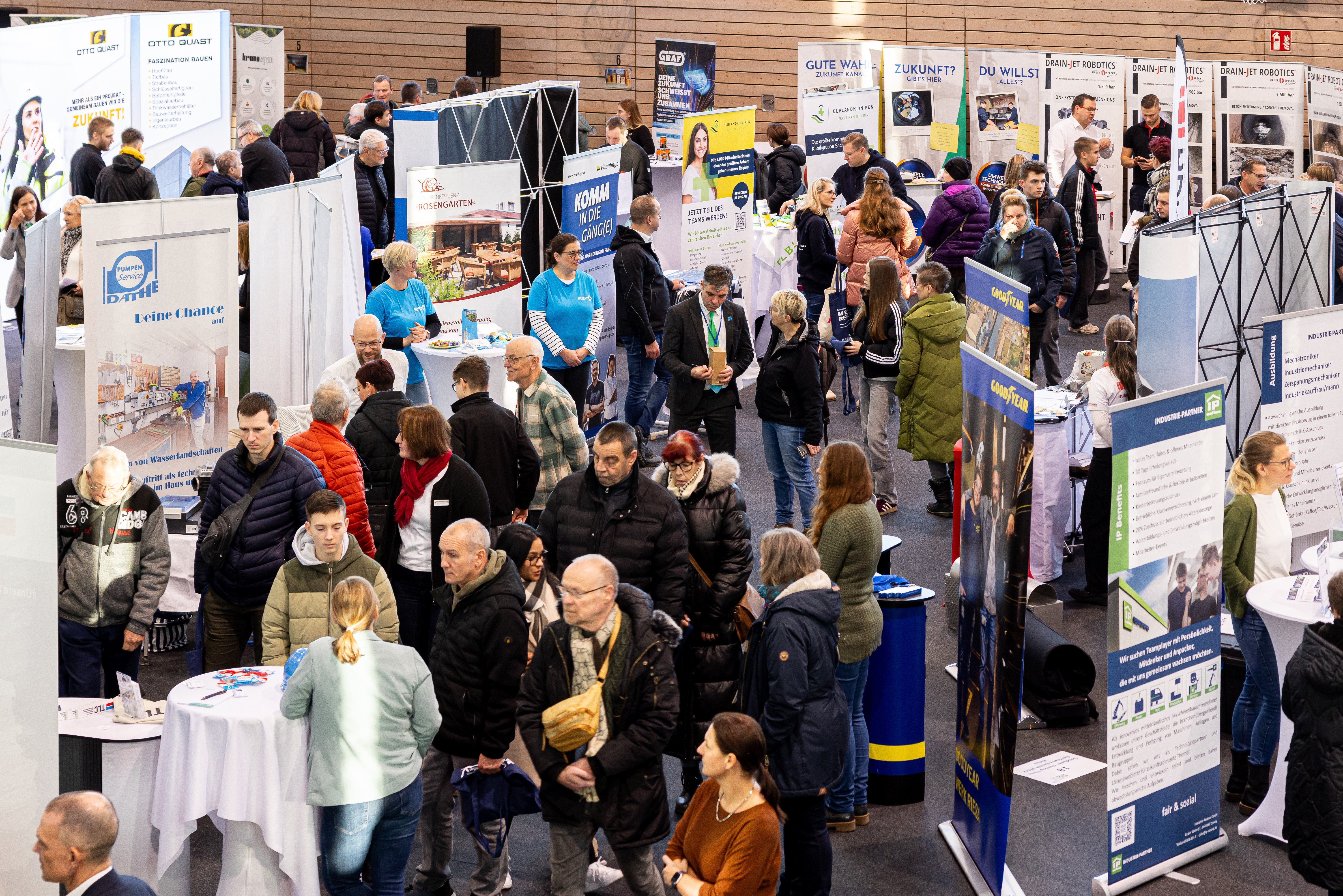 Fachkräftemesse „Kommen & Bleiben – MEIne ReGion“ im Landkreis Meißen am 27. Dezember 2025 in der Sporthalle des BSZ Meißen. Eröffnung durch Landrat Ralf Hänsel