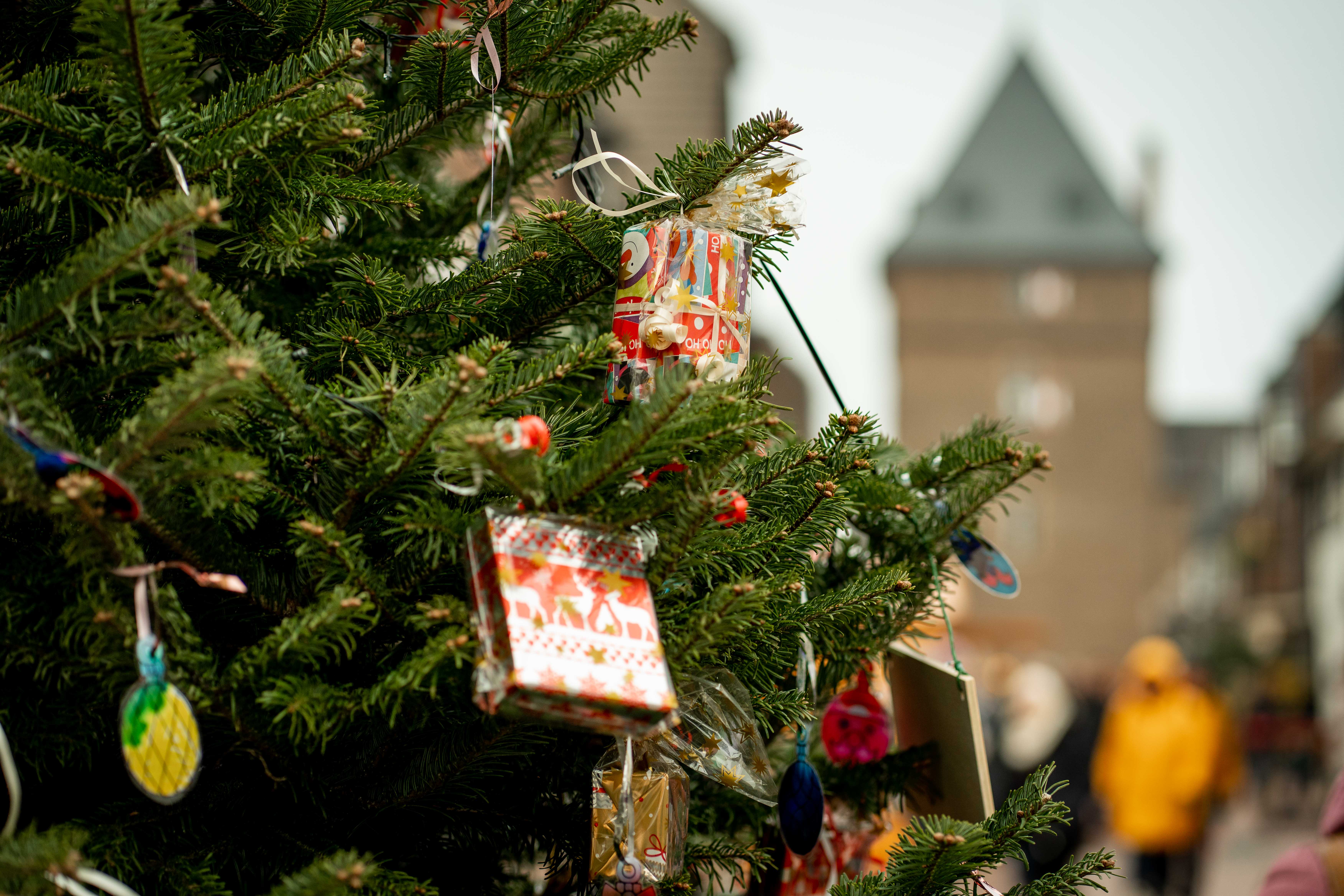 Weihnachtsbaum-Schmückaktion zum Monheimer Sternenzauber
